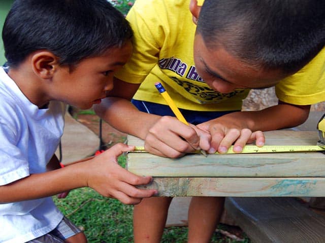 kids-measuring-wood