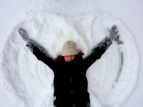 kids making snow angels