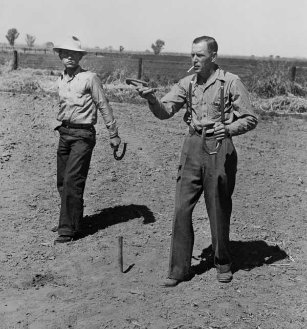 playing-horseshoes