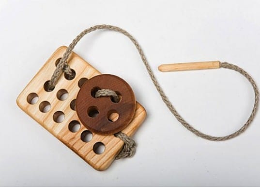 woodentoy-gallery-lacing-toy