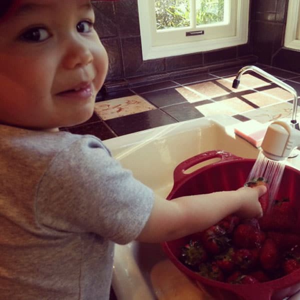 washing-strawberries
