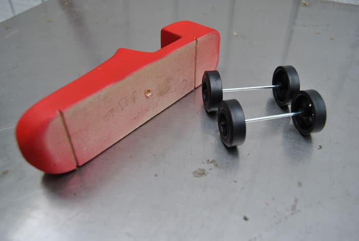 pinewood-derby-car-axles-wheels