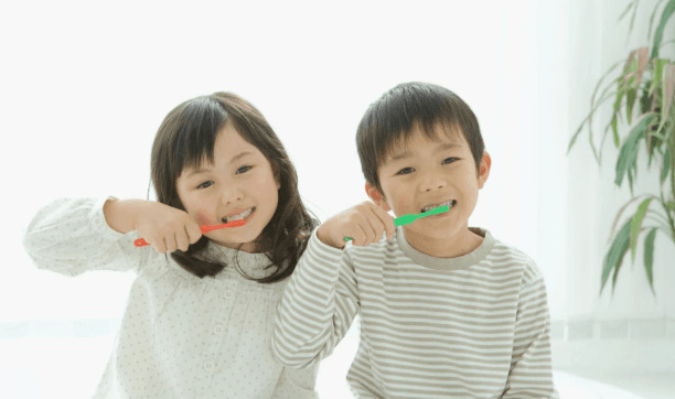 kids brushing teeth