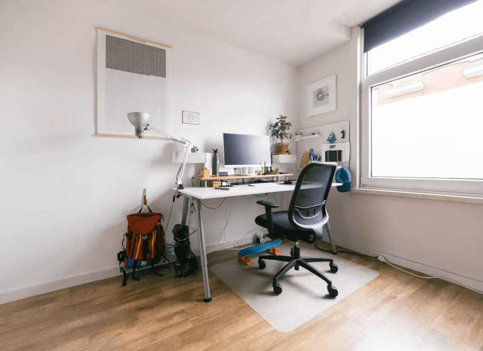 IT set-up in a well-equipped home office