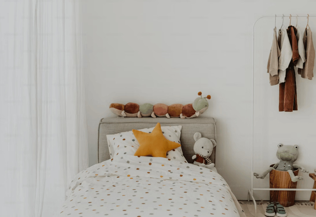 kids bedroom with polka dot comforter